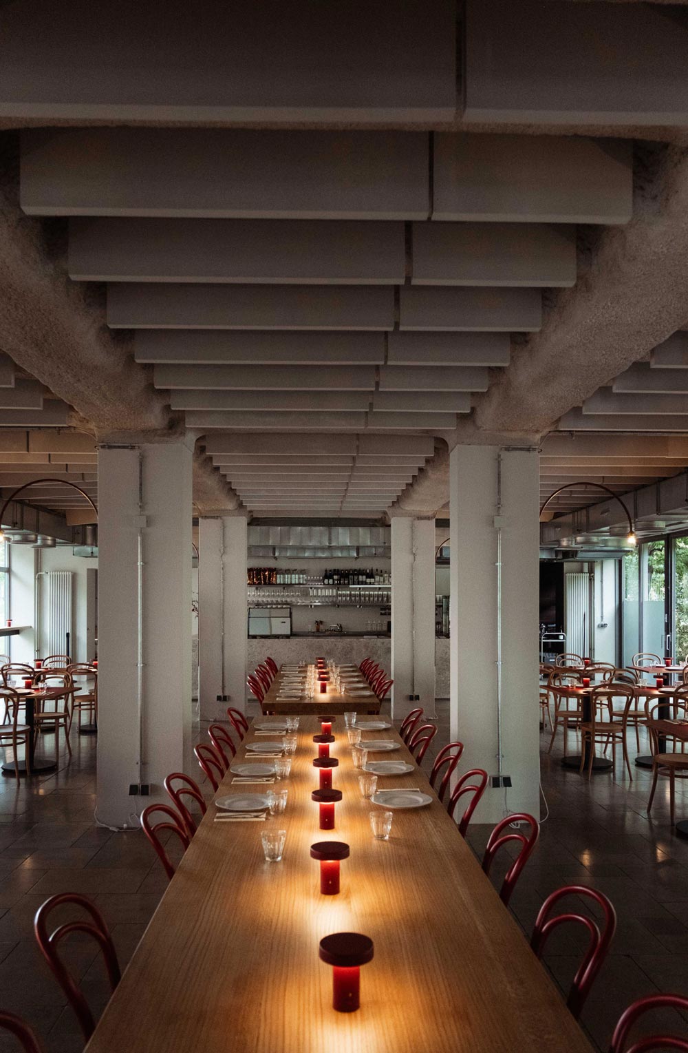 Gedeckter Tisch beleuchtet durch Tischlampen.